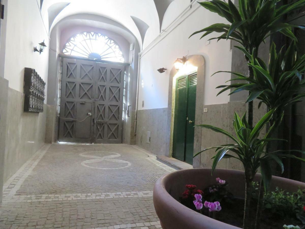 Donnare Casavacanza - Historic Center Of Naples Luaran gambar