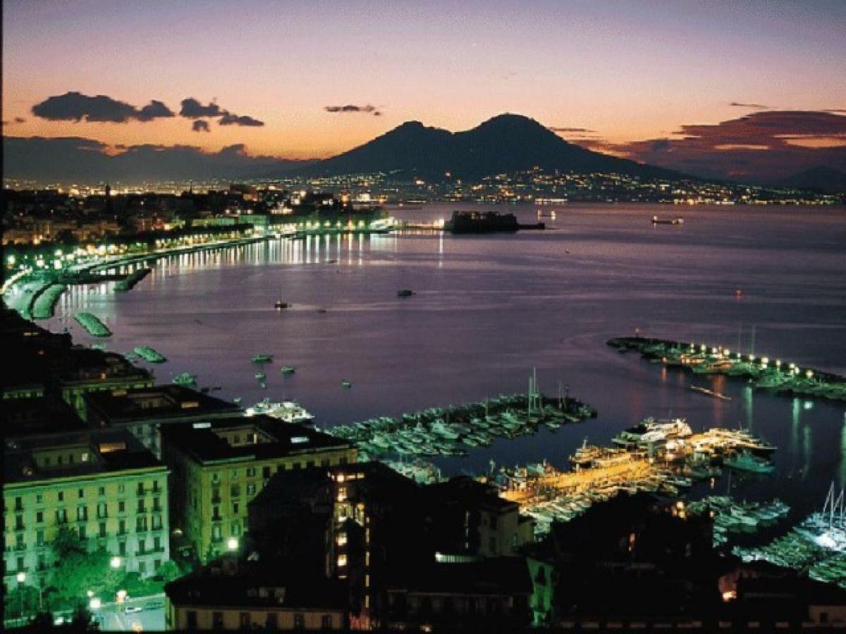 Donnare Casavacanza - Historic Center Of Naples Luaran gambar